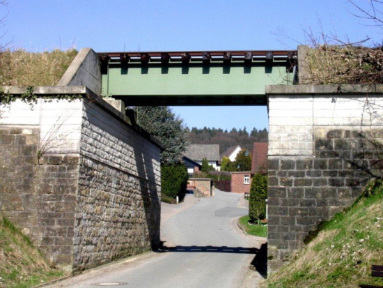 Eisenbahnbrücke mit Gleisbett